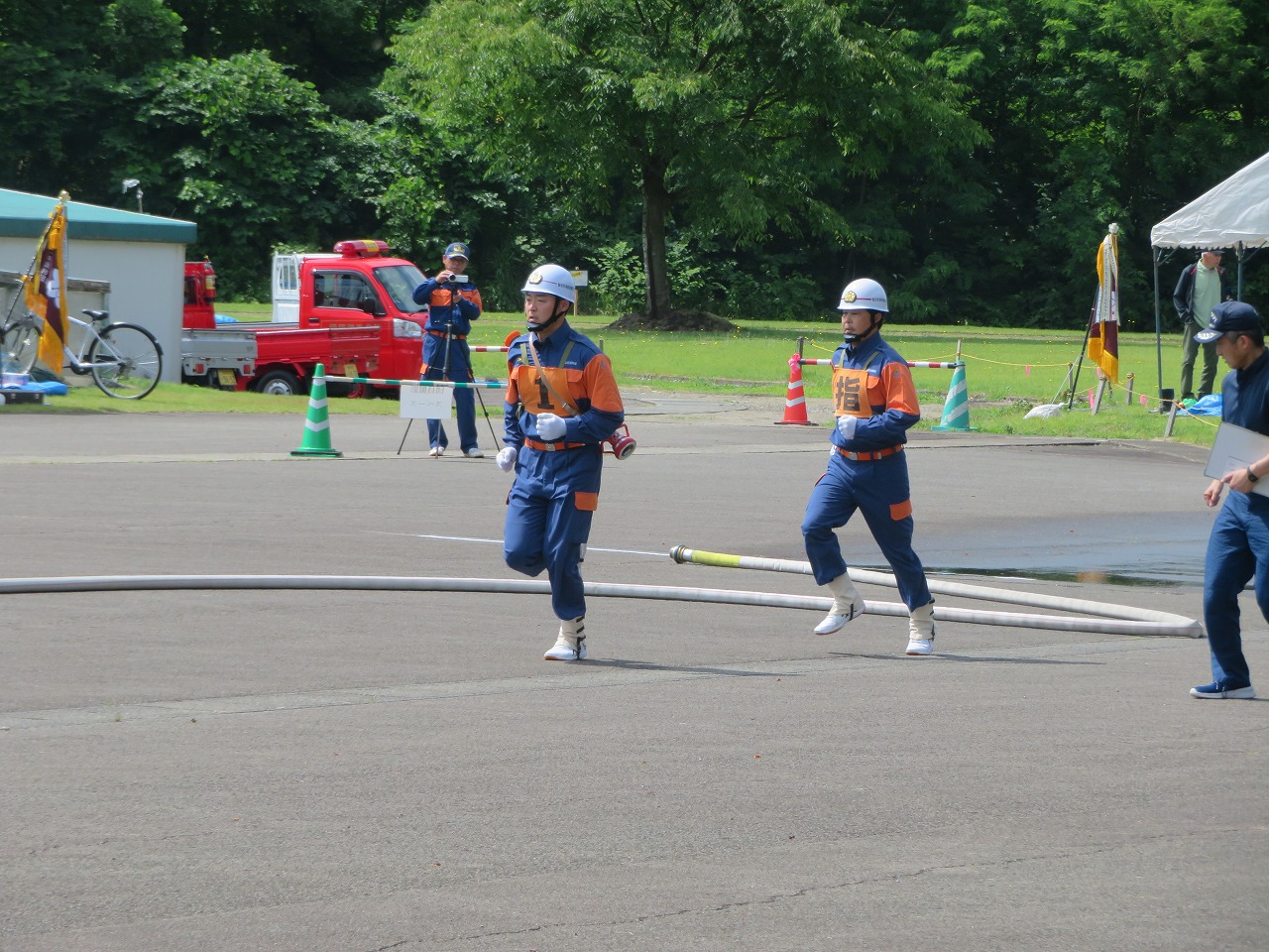 目的の位置に向かって小走りする団員