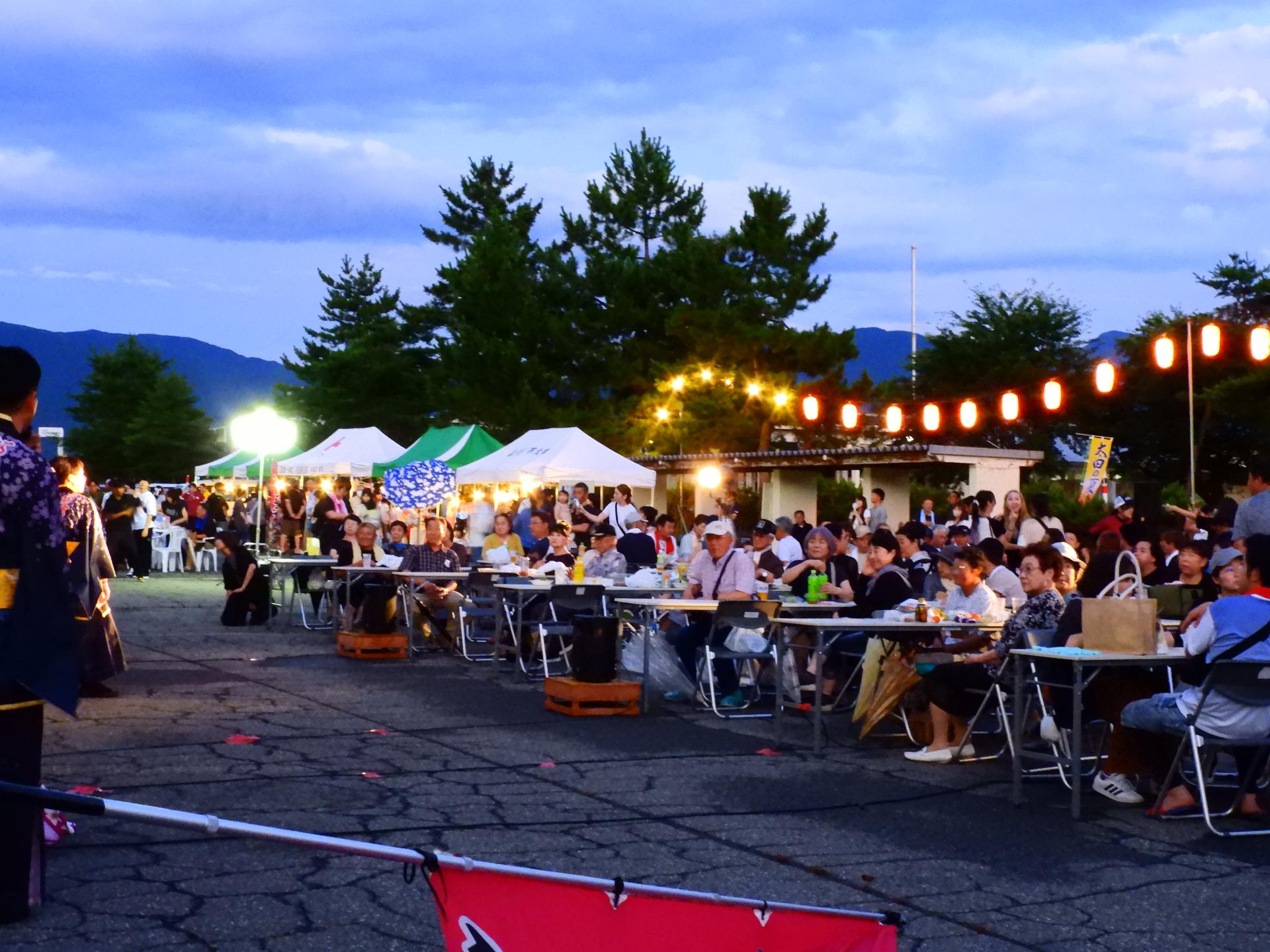 夕方、休憩スペースで大勢の観客が演目を見ている
