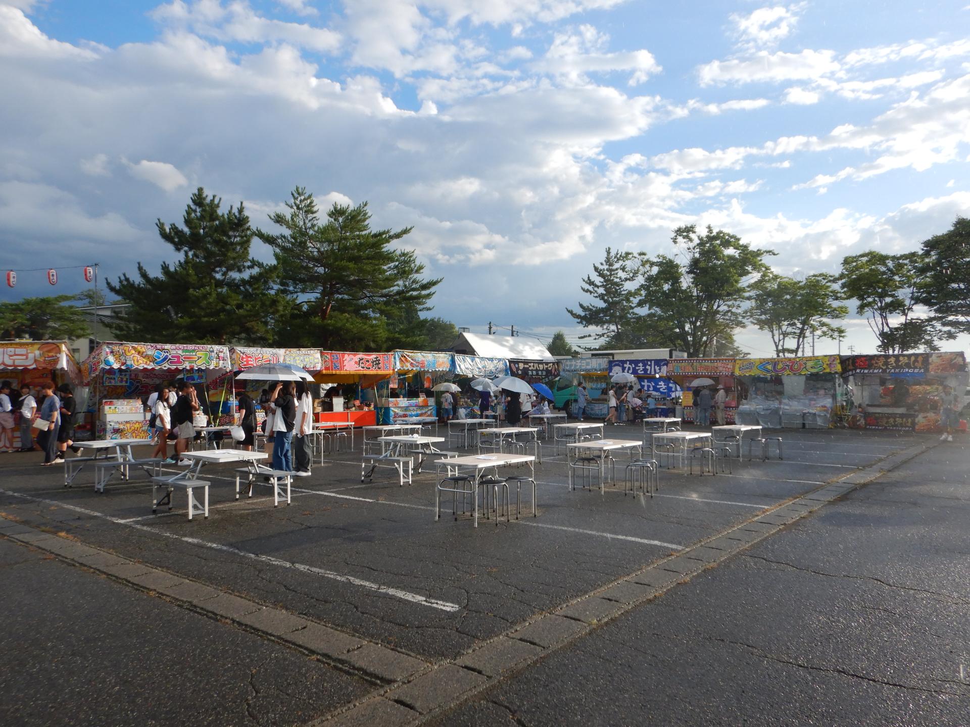 雨上がりの会場の様子、飲食・休憩スペース、お店（テント）が立ち並んでいる