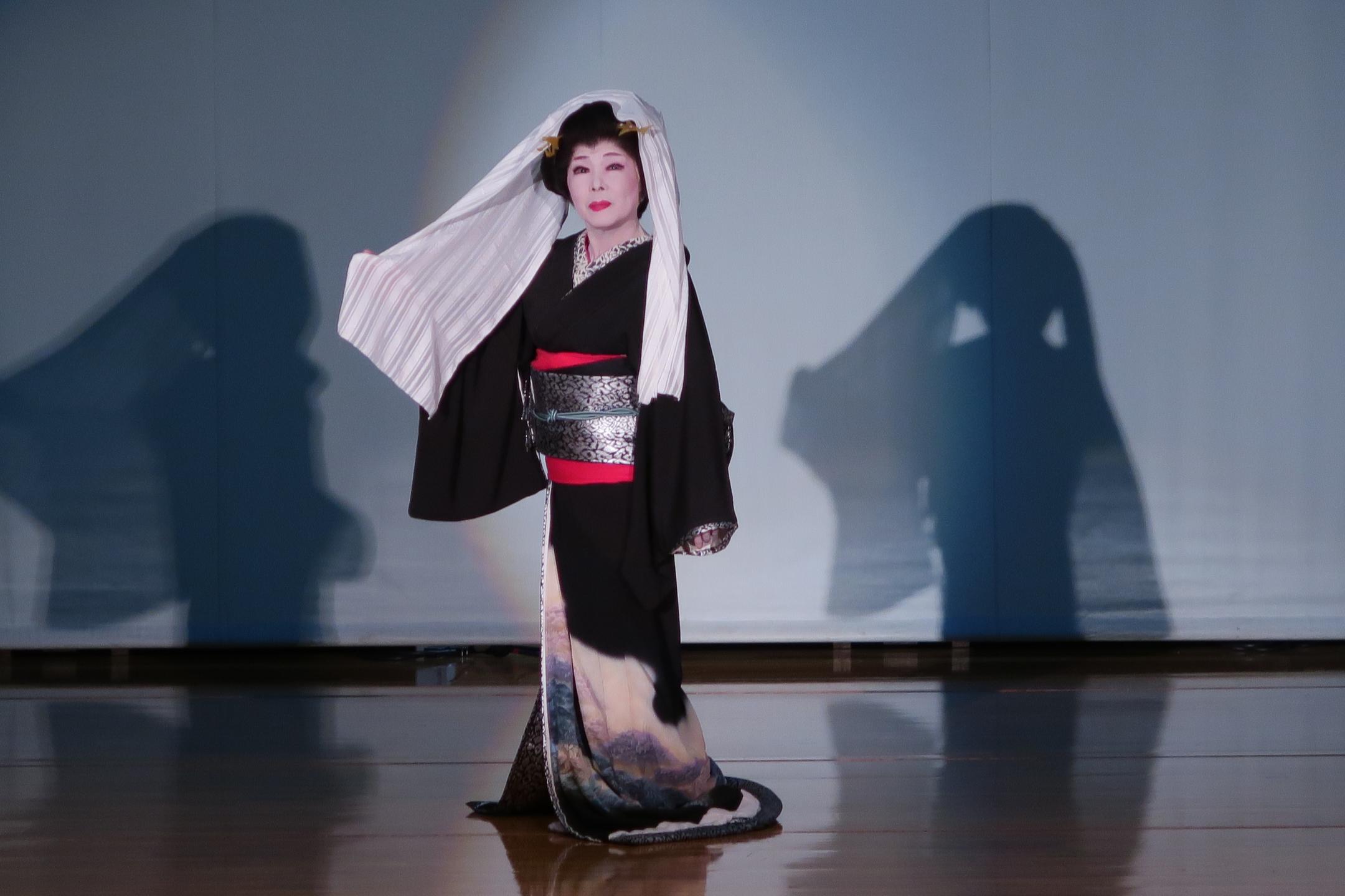 舞台上で舞踊する演者