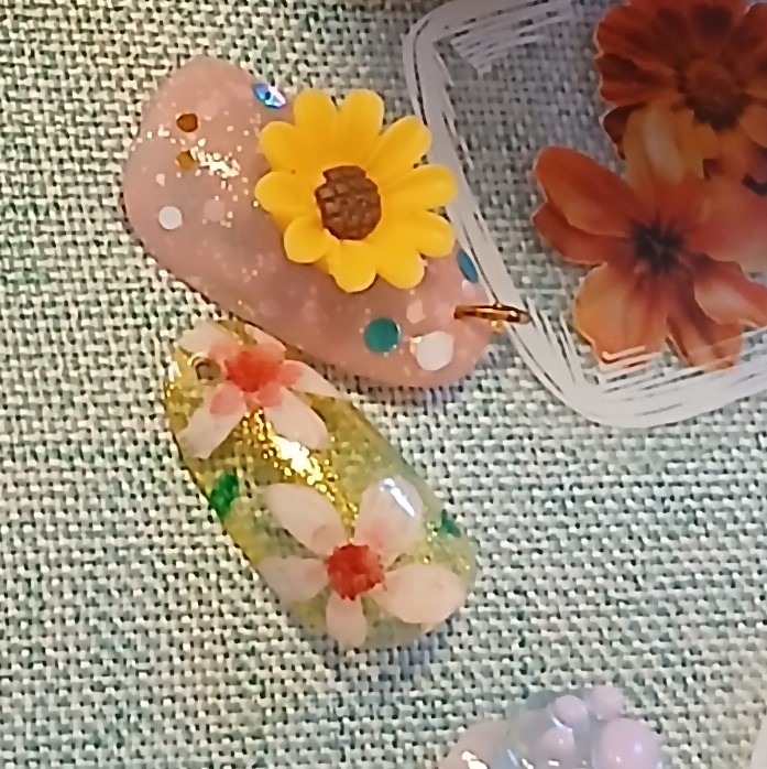 お花をあしらったネイルチップのキーホルダー