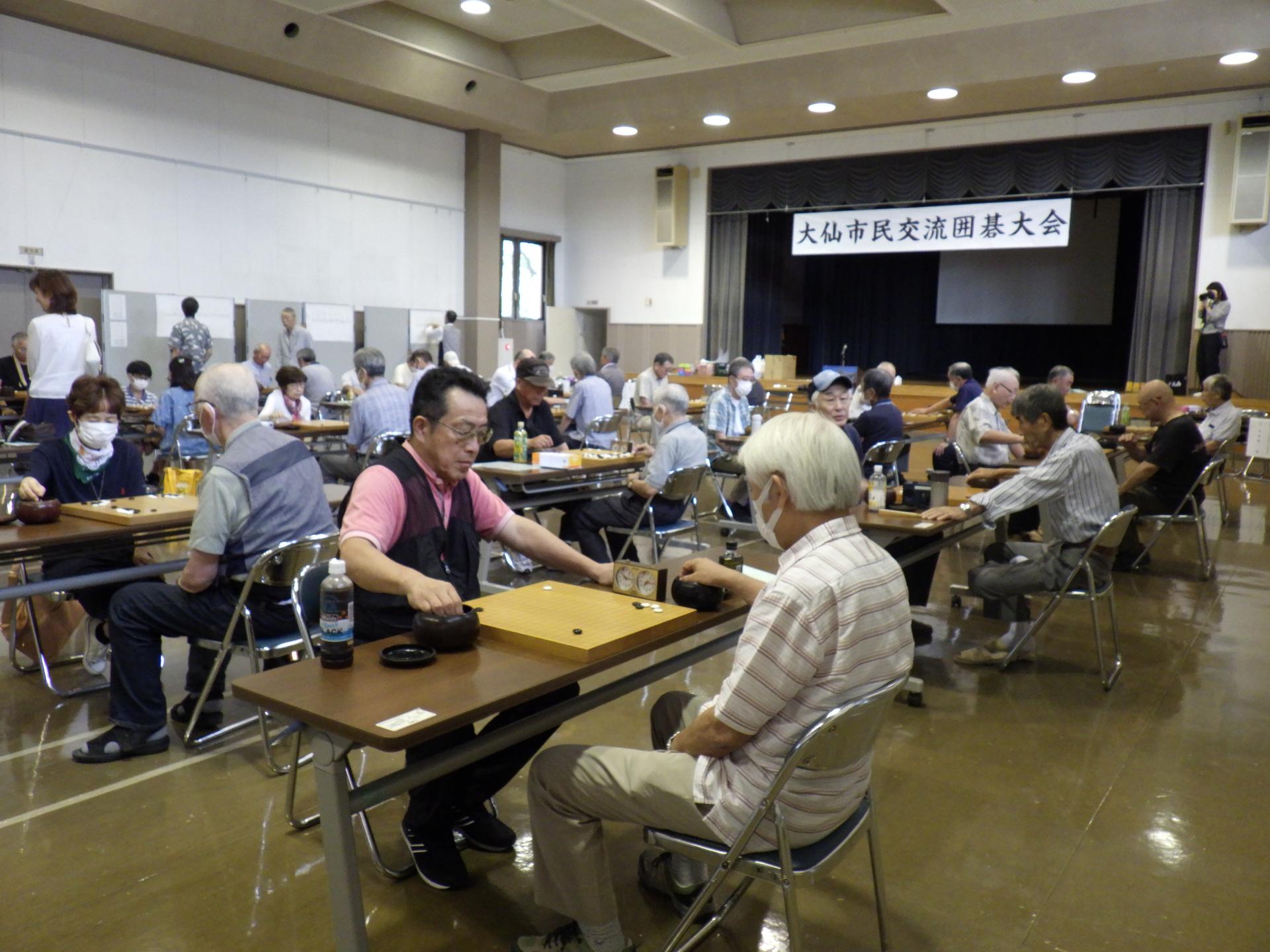 第21回大会の様子、大勢の参加者が対局を楽しんでいる