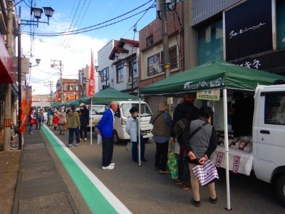 昨年の軽トラ市の写真、商店街にたくさんの軽トラが並んでいて出店している