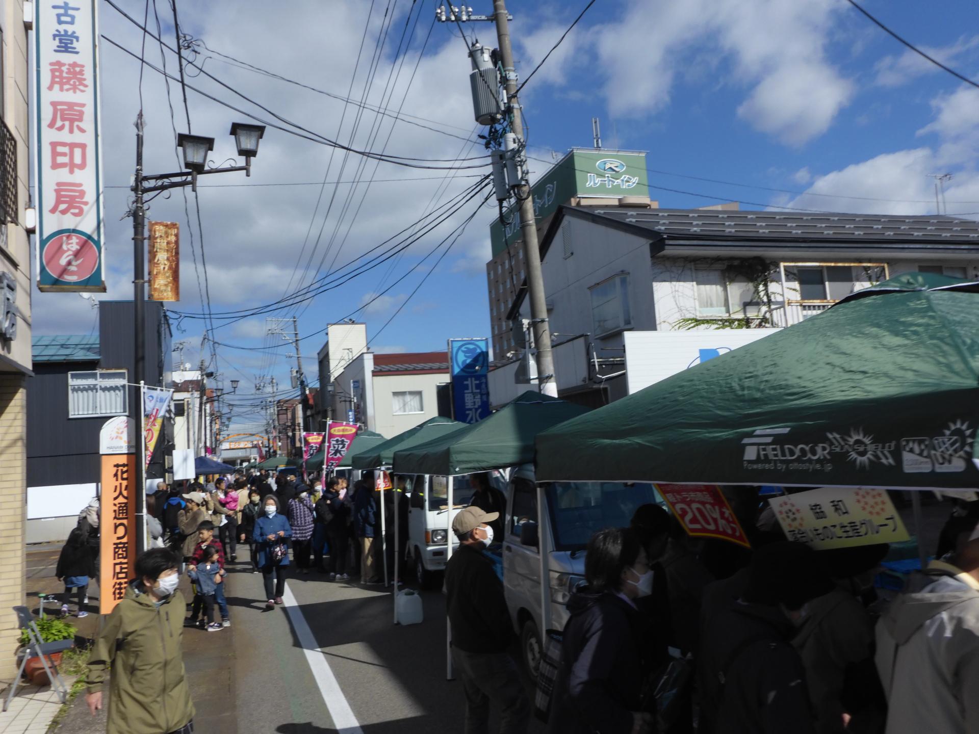 花火通り商店街に立ち並ぶ販売ブース