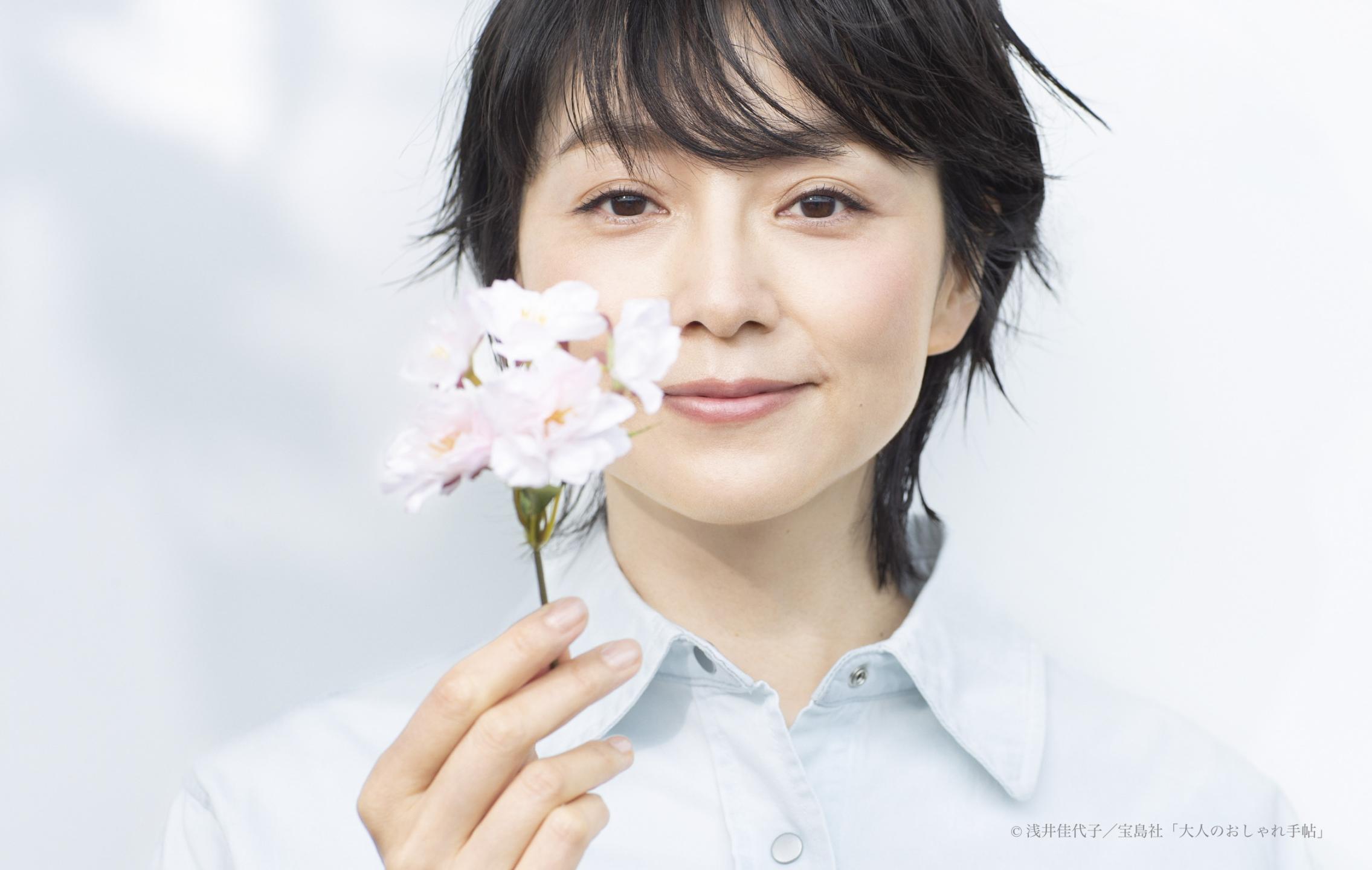 本上まなみ写真、続けておもな経歴を説明します