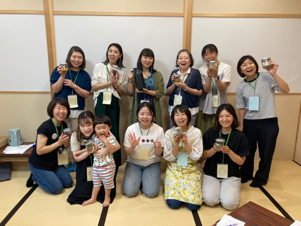 交流会の様子、参加者の集合写真、みんなピースなどして楽しそう