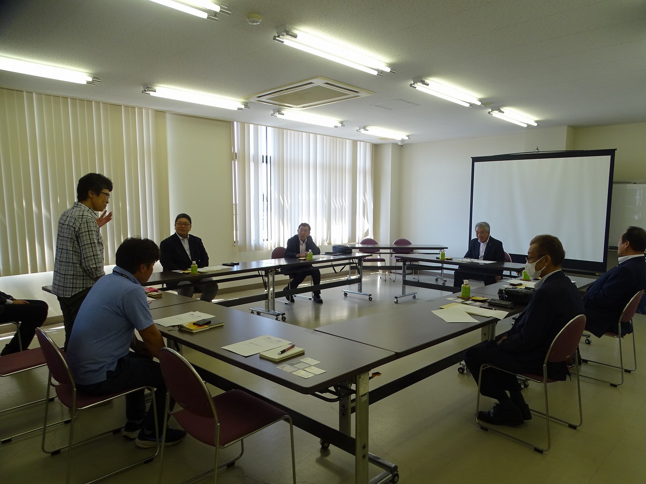研修室内で対象者に説明している
