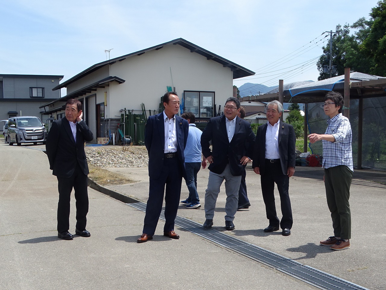 所長が議員数名に対し熱心に説明している