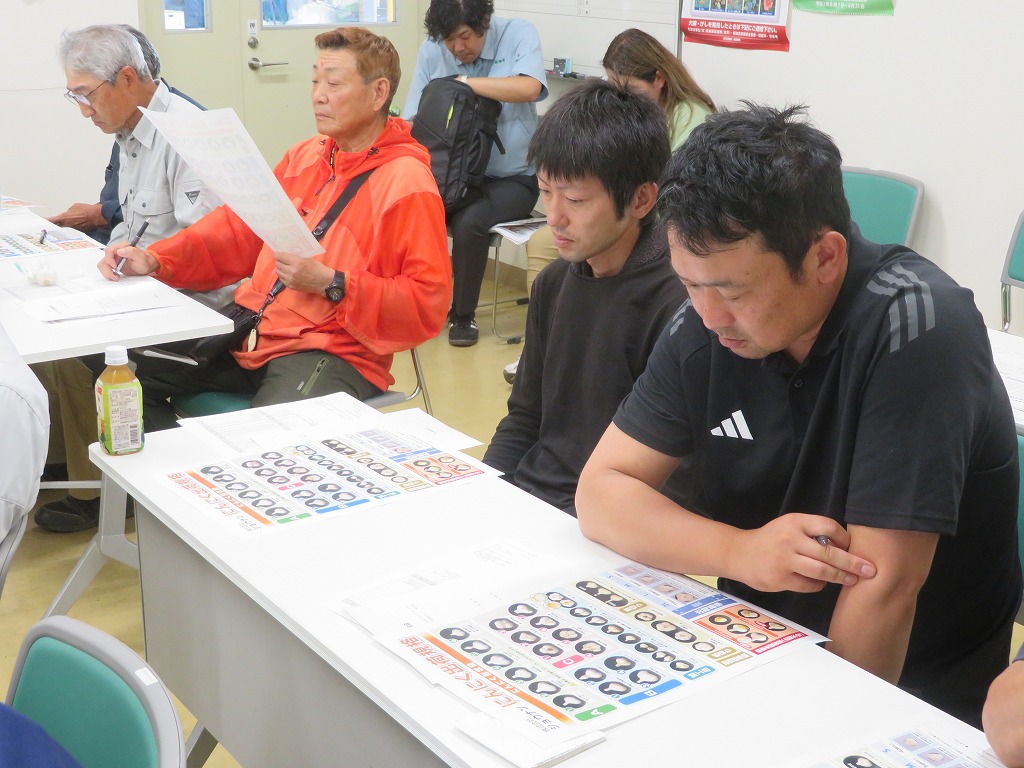 目揃い会に出席する修了生