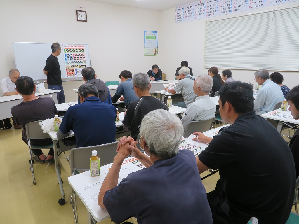 目揃い会に出席する研修生、その他にも多数の受講者がいる