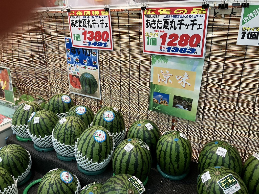 修了生のスイカ、数多くのスイカが店頭に並んでいる