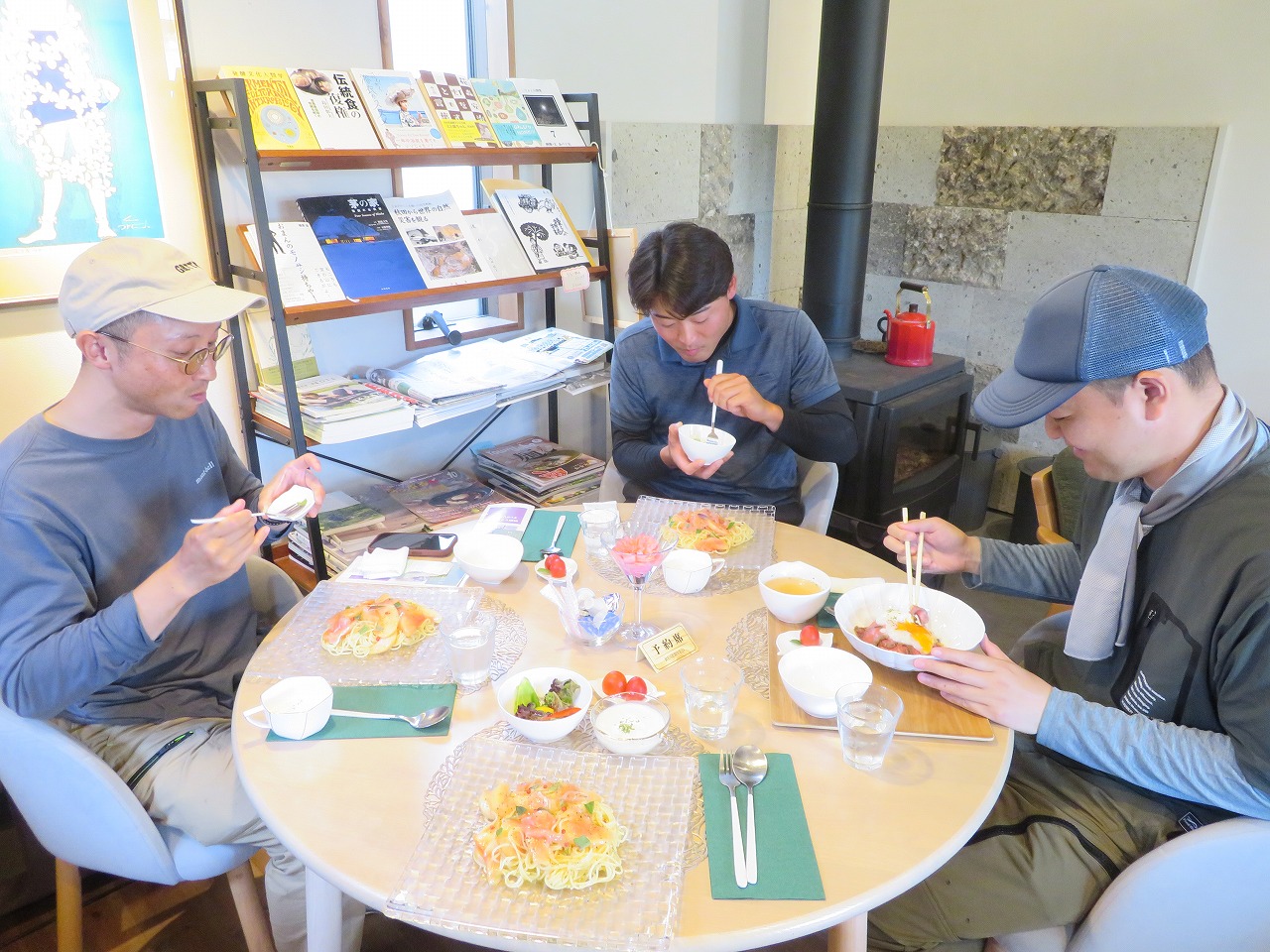 カフェで食事を楽しむ研修生