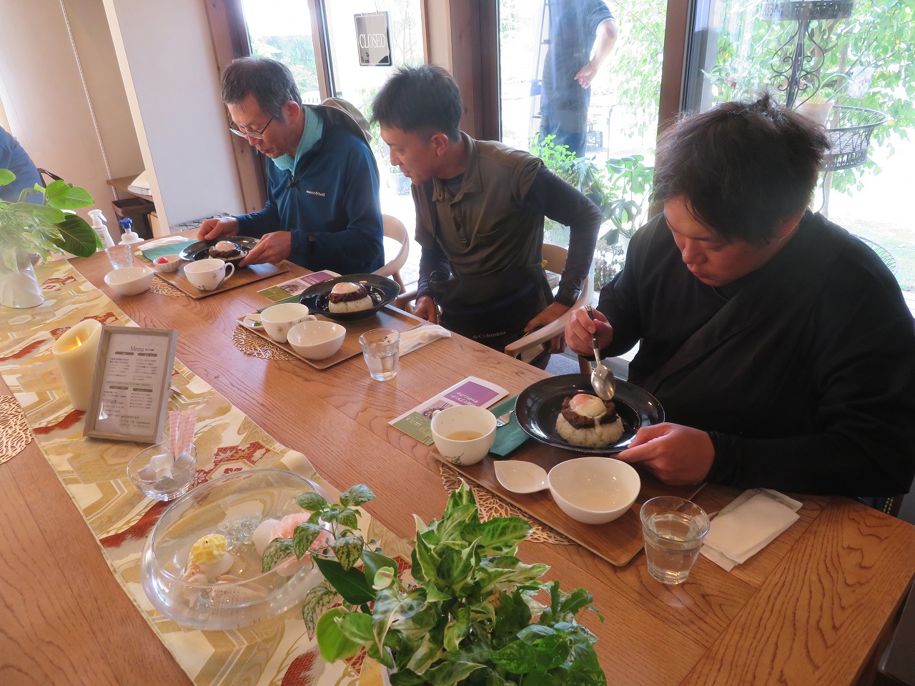 カフェのカウンターで食事を楽しむ研修生