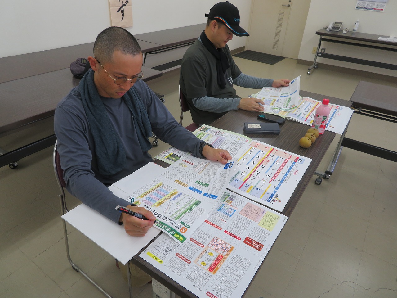 座学の様子、真剣に資料を確認する研修生