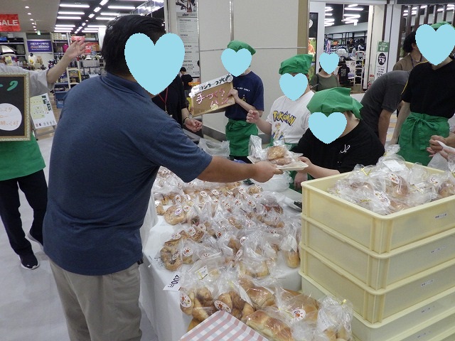 サンワーク大曲の販売ブース、お客様がパンを購入している