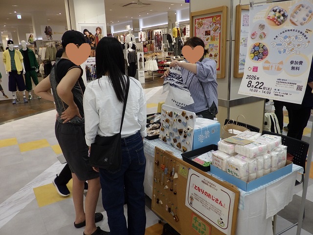 チョコおおまがりの販売ブース、事業所スタッフが商品を紹介している