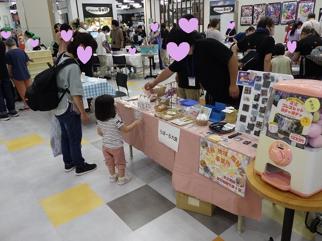 らぽーる大曲の販売ブース、小さい子どもが商品を興味深そうに見ている