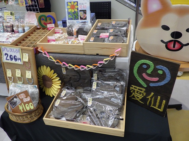 愛仙(あいせん)の販売ブース、木工製品、和紙工芸などを販売