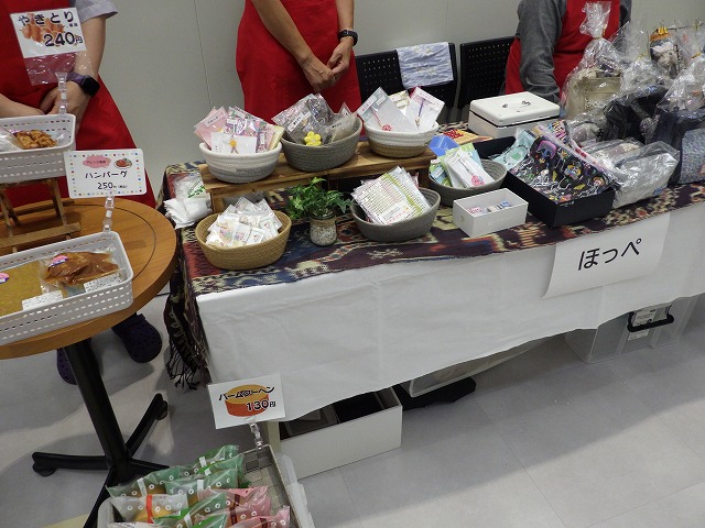 ほっぺの販売ブース、作業小物やアクセサリー、真空パックの惣菜などを販売