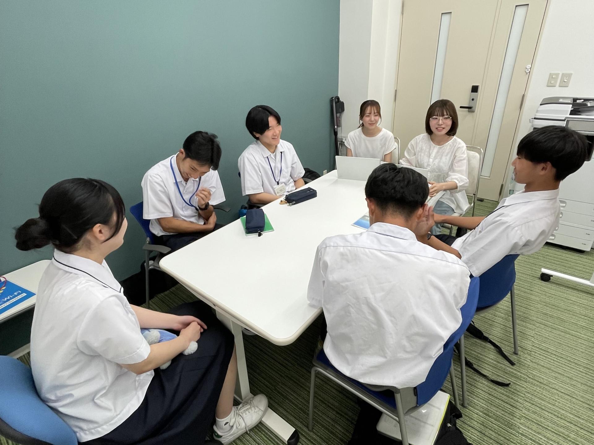 実習の様子、生徒たち数名が打合せ