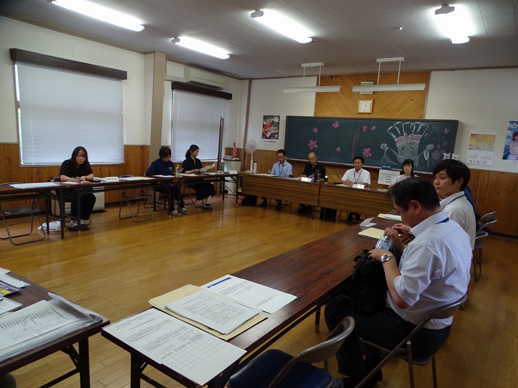 情報交換会の様子、メモを取る人の姿もある