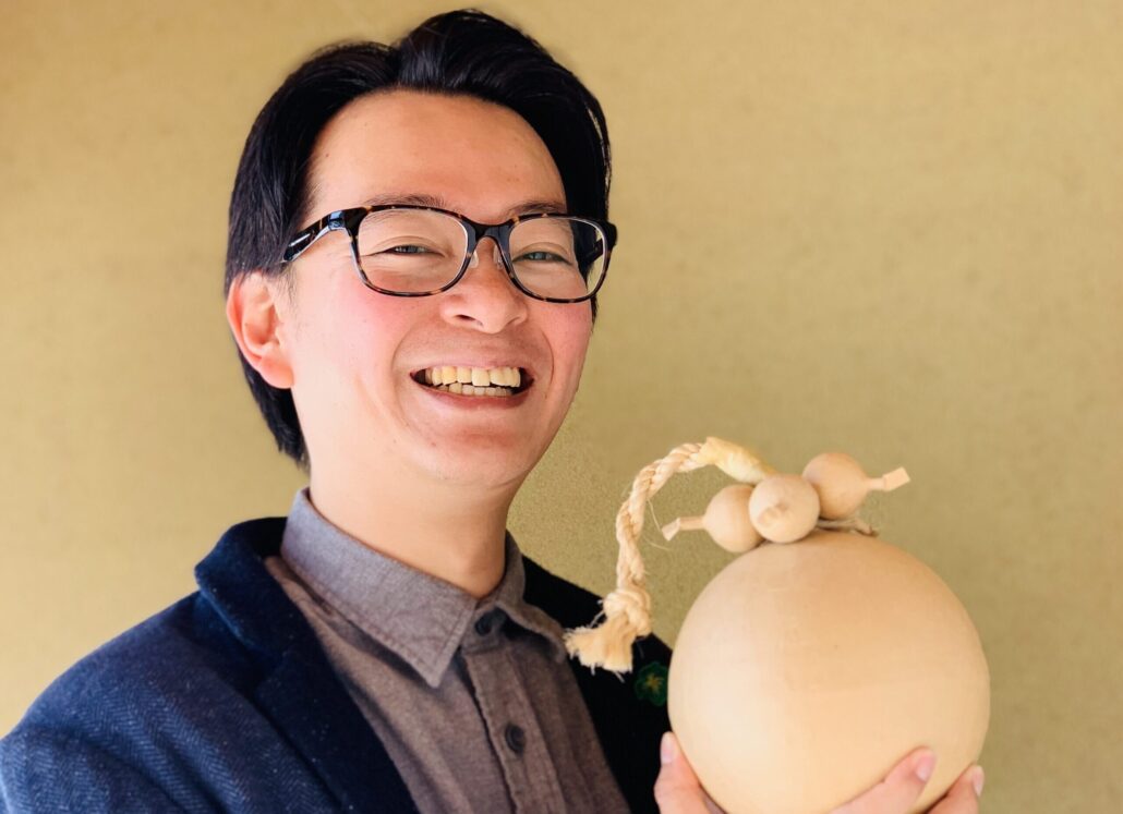 花火玉を持つ青柳さん