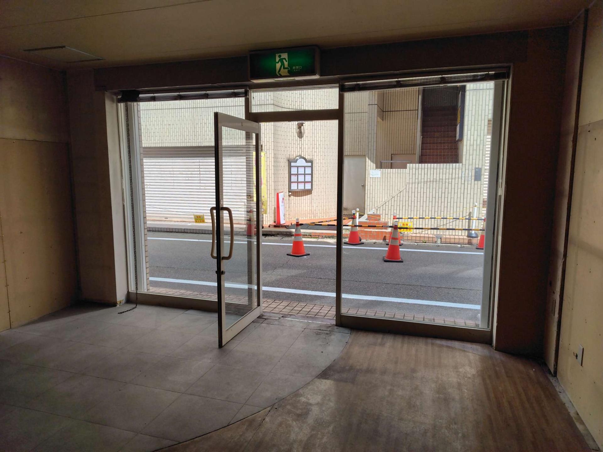サイトウビルB内観（出入口付近）