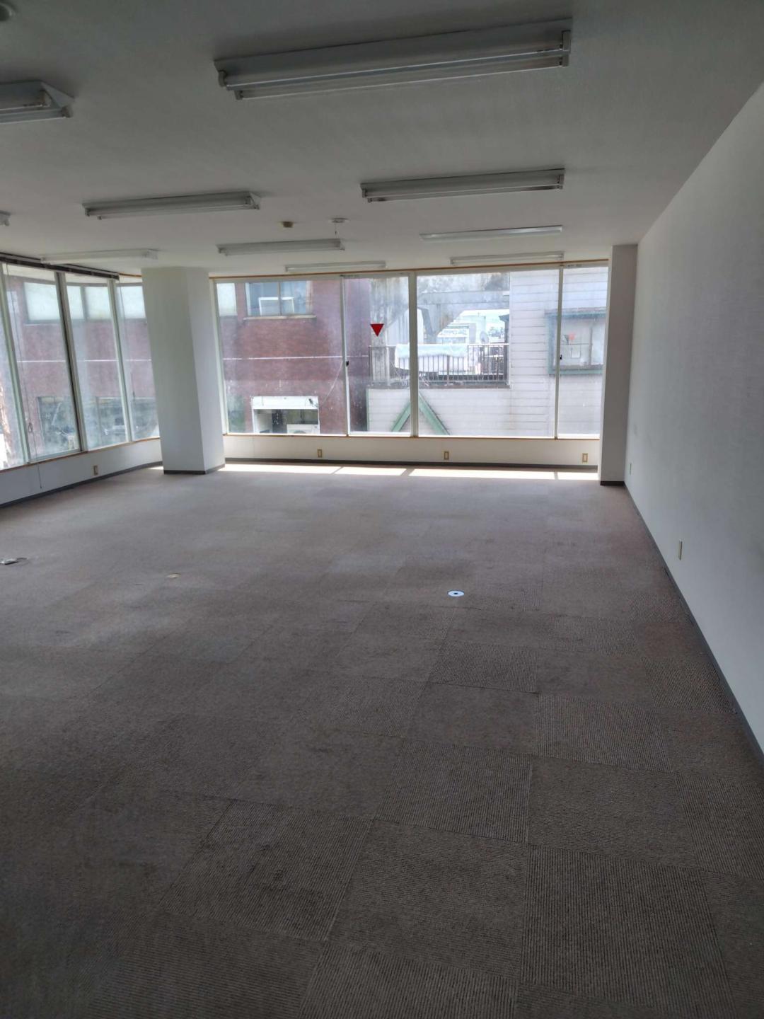 和光堂ビル内観（日当たりがいい）