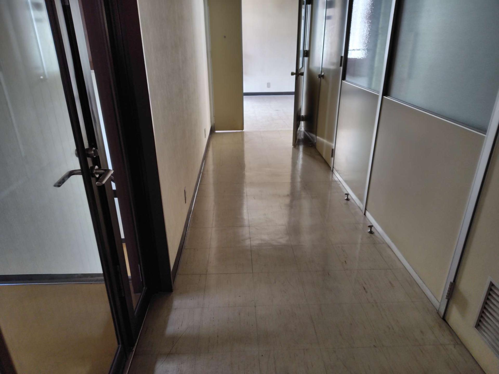 大曲タクシー本社ビル内観（廊下から入り口付近）